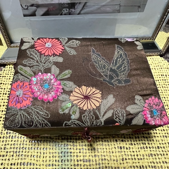 Vintage Beaded storage Box. - Picture 5 of 12